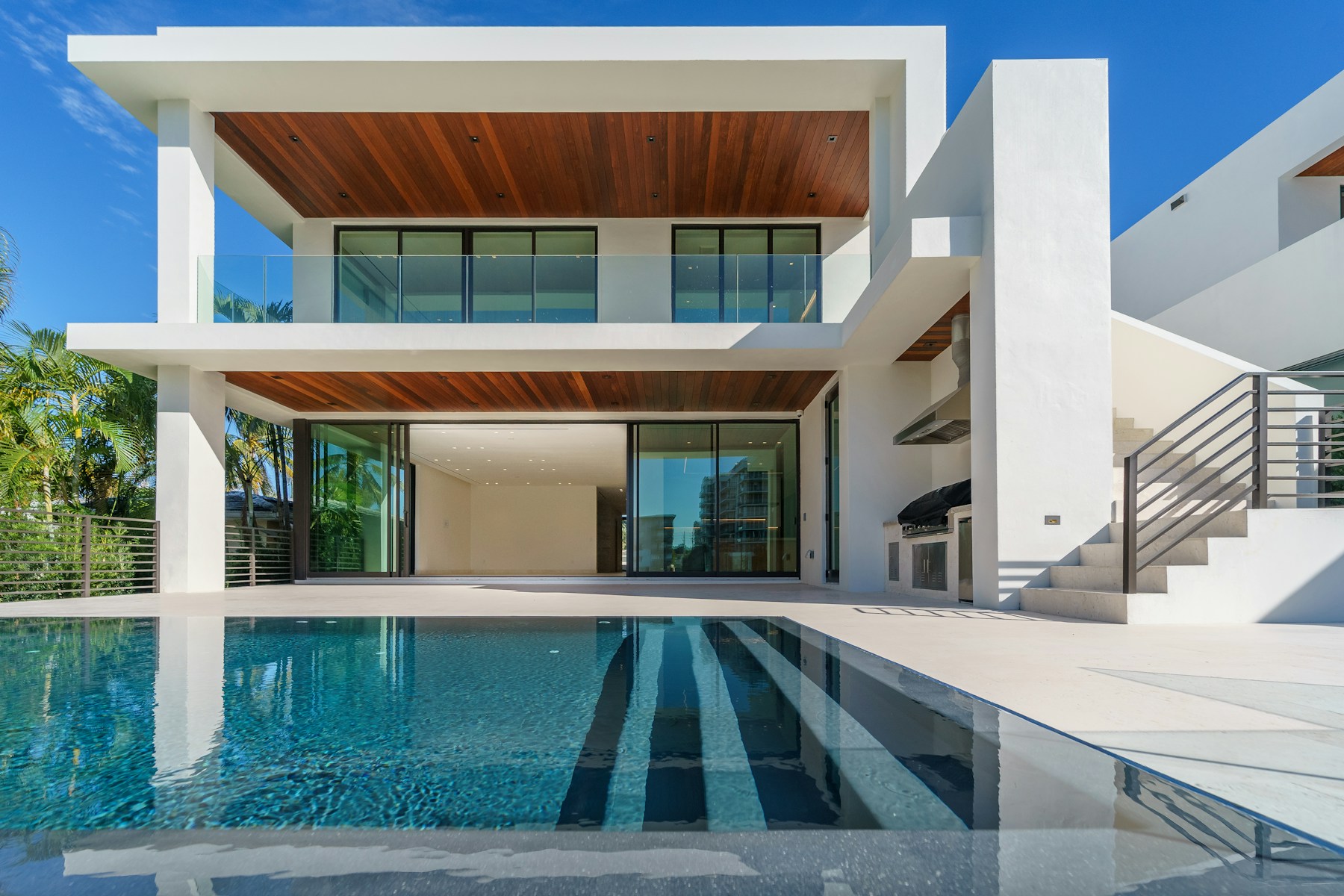 A contemporary private residence opening onto a swimming pool